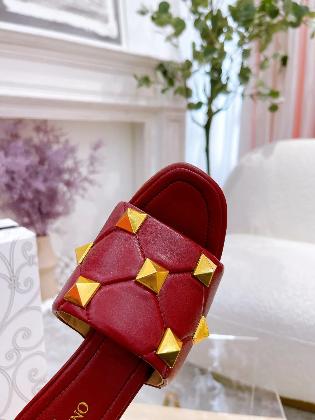 👟👟Ex-factory price 380👟👟 Genuine leather sole +40 Valentino.Valentino👑👑Rivets The latest series of the slippers counter, the highest version, perfect details, a very eye-catching catwalk series launched [strong][strong] V's popular rivet elements, luxurious and gorgeous! Various colors can be matched with beautiful clothes in spring and summer. There are many choices🎉🎉Exquisite and durable. It is copied at 1:1 of the original product. The upper foot is very pedicure-like. The key point is that it is very good and easy to control. It does not grind the feet and does not tire the feet. It is a walking artifact. The last shape is completely compared to the counter. The details are perfect. Without the original version, it would not be so exquisite! (Note! The heel shape and height are exclusively molded according to the original version, and are not randomly substituted by the market🐂) The color and texture of the fasteners are consistent with the original version! Fabric: Sheepskin Lining: Sheepskin lining 5 colors: off-white, black, bare, burgundy, pink Size: 34 to 41 (34, 40, 41, custom-made, non-refundable and non-exchangeable) Heel height: flat rubber bottom: genuine leather bottom:
